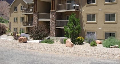 Popular Modern Condo, Pool & Hot tub, Great Value in Moab