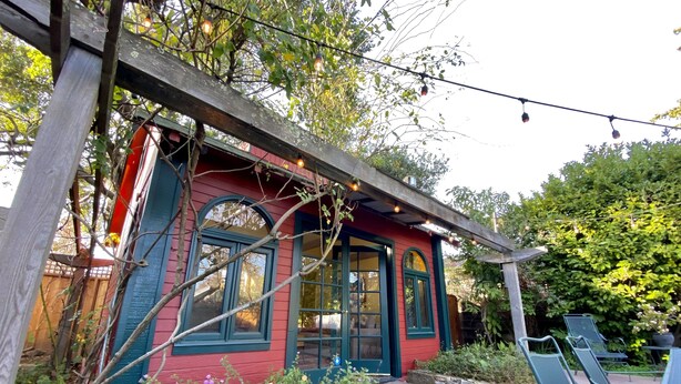 A red building with green trim and a wooden pergola. - The Napa Art House - w/fireplace & hot tub Near Downtown Napa (Napa)