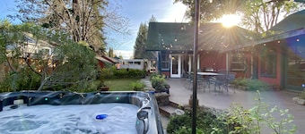 The Napa Art House - w/fireplace & hot tub (Near Downtown Napa)