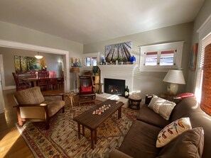 TV connectée, cheminée, livres, espaces bureaux