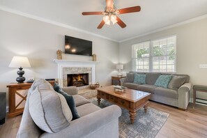 TV connectée, cheminée, livres