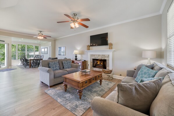 TV connectée, cheminée, livres