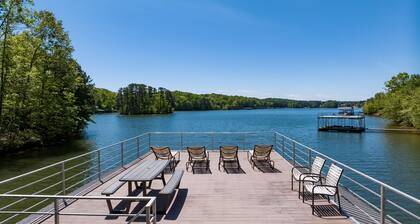 Fabulous views on nice cove! Easy short walk to dock. Outdoor kitchen & fire pit