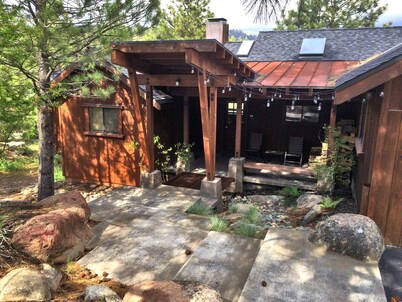 Truckee River House - Beautiful Views, Riverfront Retreat, Flyfishing, Skiing