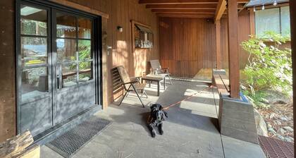 Truckee River House - Beautiful Views, Riverfront Retreat, Flyfishing, Skiing