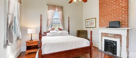 4 bedrooms, iron/ironing board, WiFi, bed sheets