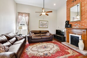 Una televisión, un reproductor estéreo