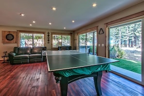 Games room - Luxury Home with Jacuzzi, Pool Table, near Casinos and Beach. 2 Master Bedrooms! (South Lake Tahoe)