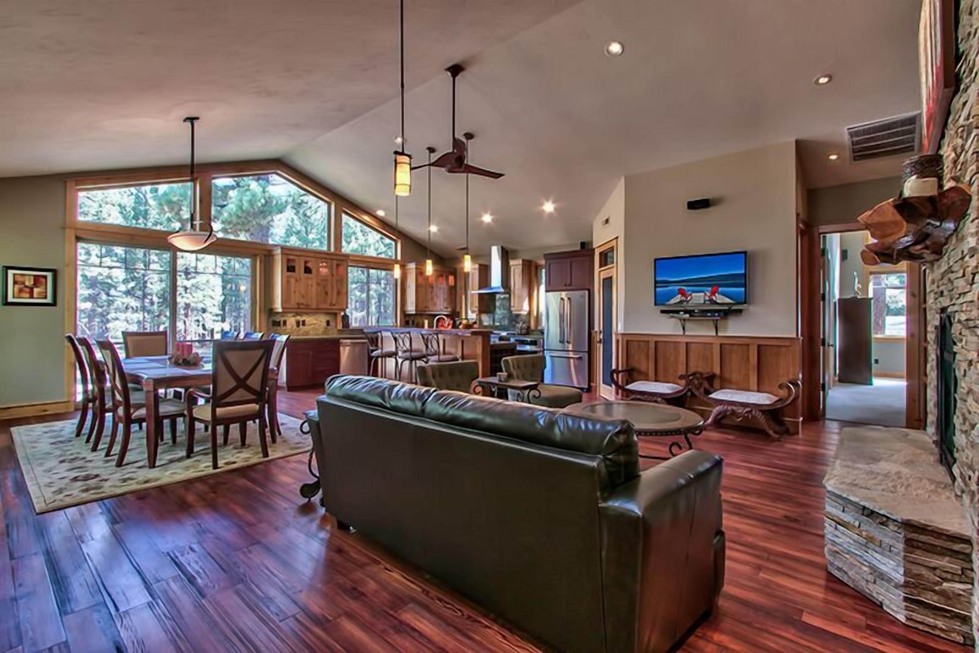 Televisio, takka, pöytätennispöytä, kirjoja