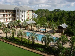 室外游泳池，恒温泳池