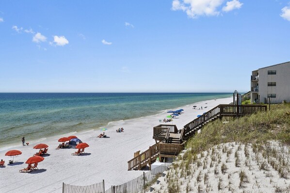 靠近海滩、沙滩椅、沙滩毛巾