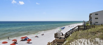 Renovated Top Floor Luxury Unit w/ Great Views, Private Beach, Resort Pool!
