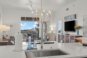 Smart TV, lettore DVD, tavolo da ping pong, libri