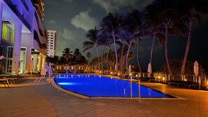 Alberca al aire libre y alberca en la azotea