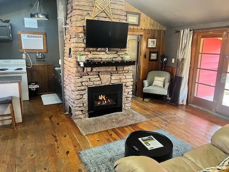 Smart TV, fireplace, DVD player. BLACK HILLS BASE CAMP! 1940s-era cabin. Sleeps 4-5 people. Walk to Canyon Lake.