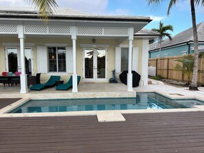 Alberca al aire libre y alberca climatizada