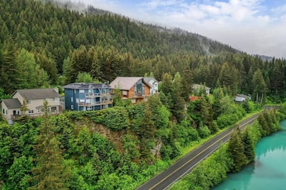 Clifftop Townhouse, Panoramic Views Sleeps 8