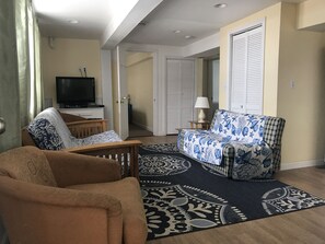 Smart TV - Newly Renovated, all new beds and bedroom furniture (Hampton)