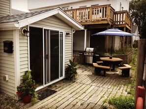Outdoor dining - Newly Renovated, all new beds and bedroom furniture (Hampton)