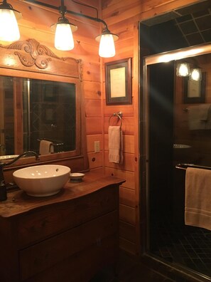 Douche, serviettes fournies, papier toilette