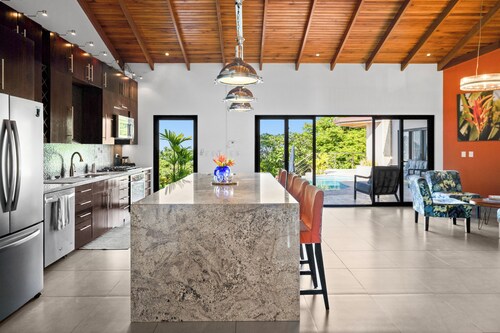 Villa Vista Milagrosa: Luxury Ocean-View /2 pools /Gated /3BR-4BA /Wildlife