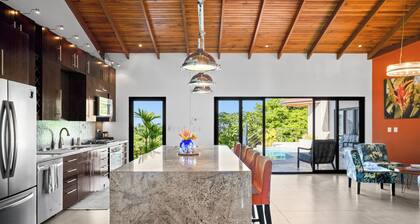 Villa Vista Milagrosa: Luxury Ocean-View /2 pools /Gated /3BR-4BA /Wildlife