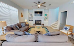 Télévision, cheminée, lecteur de DVD, espaces bureaux