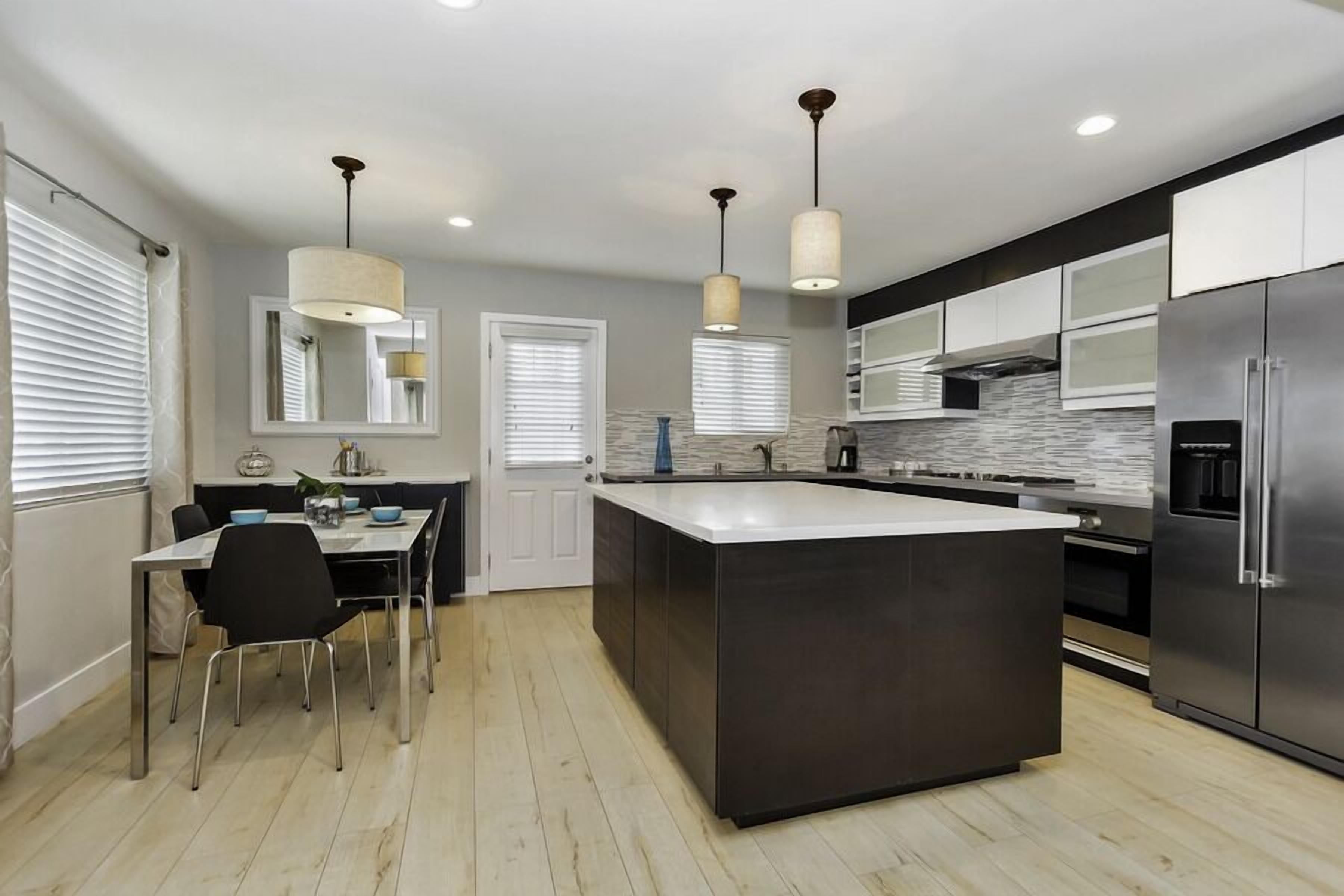 Beautiful home with direct access garage - Beach close