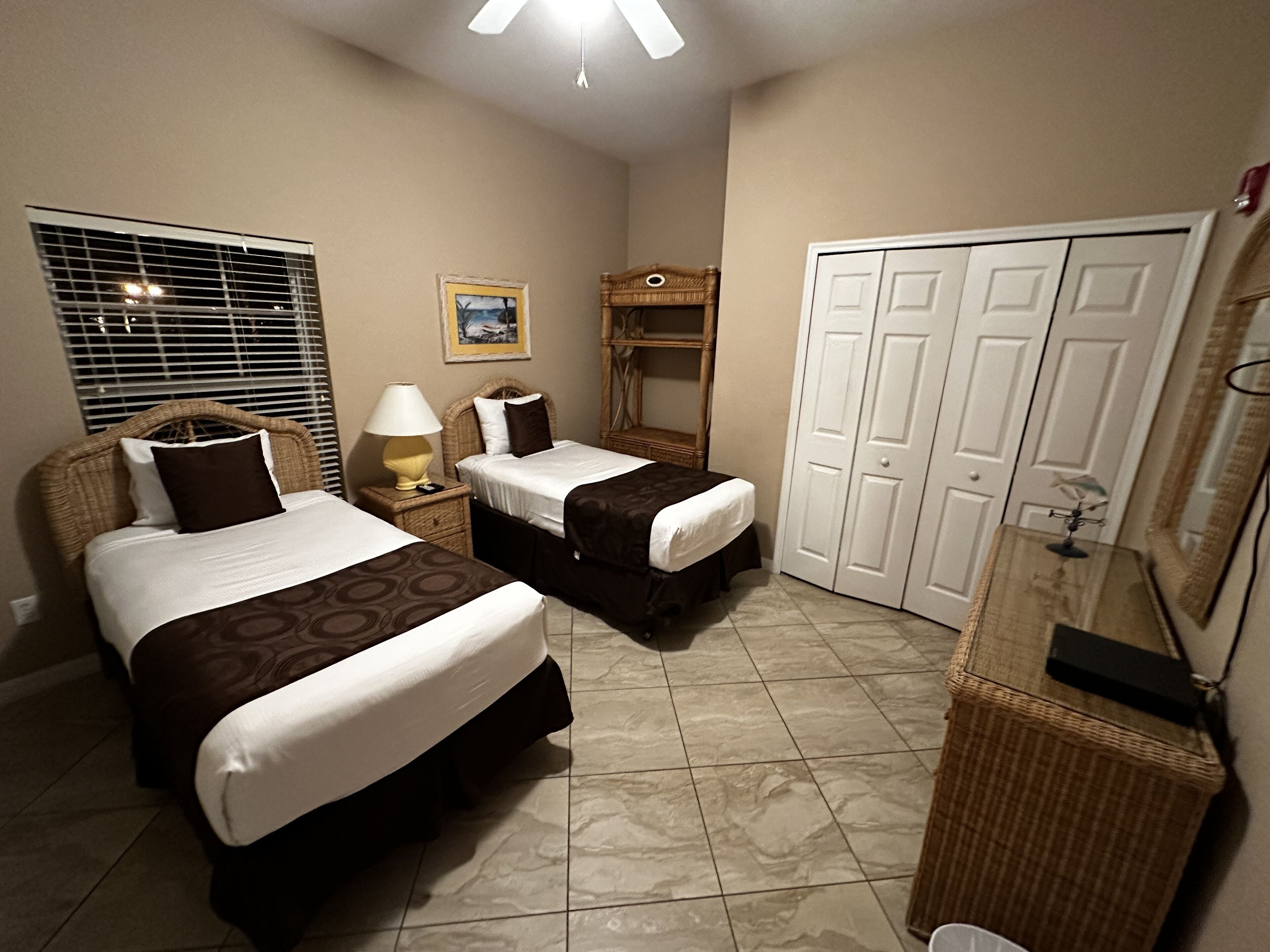 2 Schlafzimmer, Zimmersafe, Schreibtisch, Bügeleisen/Bügelbrett