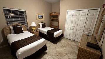 2 Schlafzimmer, Zimmersafe, Schreibtisch, Bügeleisen/Bügelbrett