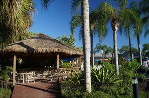Outdoor dining - Bahama Bay Resort - Platinum Deluxe Condo Great for Families or Couples (Davenport)
