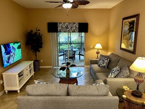 Téléviseur connecté, lecteur de DVD, table de ping-pong, livres