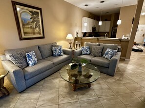 Téléviseur connecté, lecteur de DVD, table de ping-pong, livres