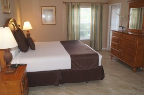 2 chambres, coffre-fort, bureau, fer et planche à repasser