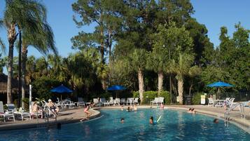 Alberca al aire libre y alberca climatizada