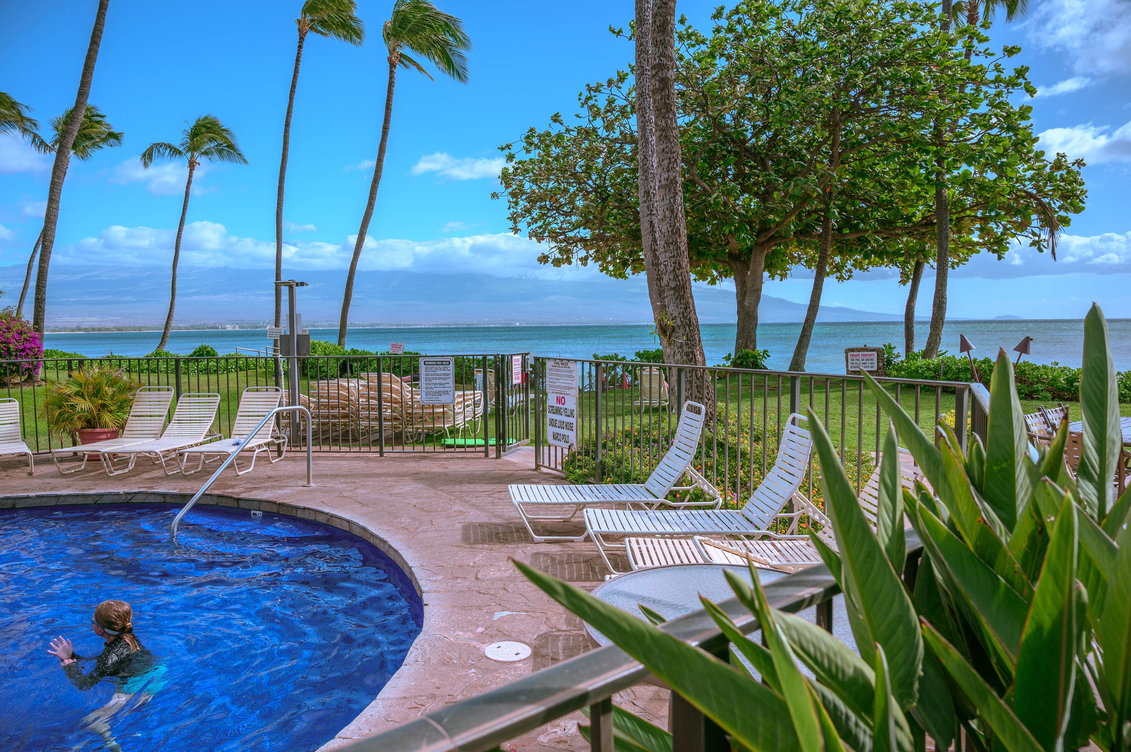 Alberca al aire libre y alberca climatizada
