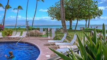 Alberca al aire libre y alberca climatizada