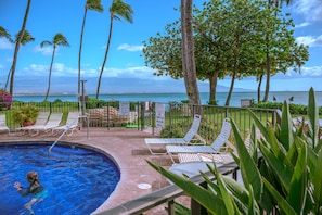 Alberca al aire libre y alberca climatizada