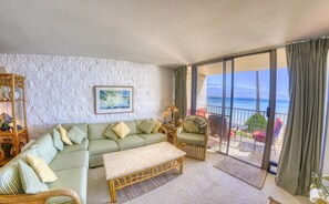 Televisión LCD, reproductor de DVD, libros y videoteca