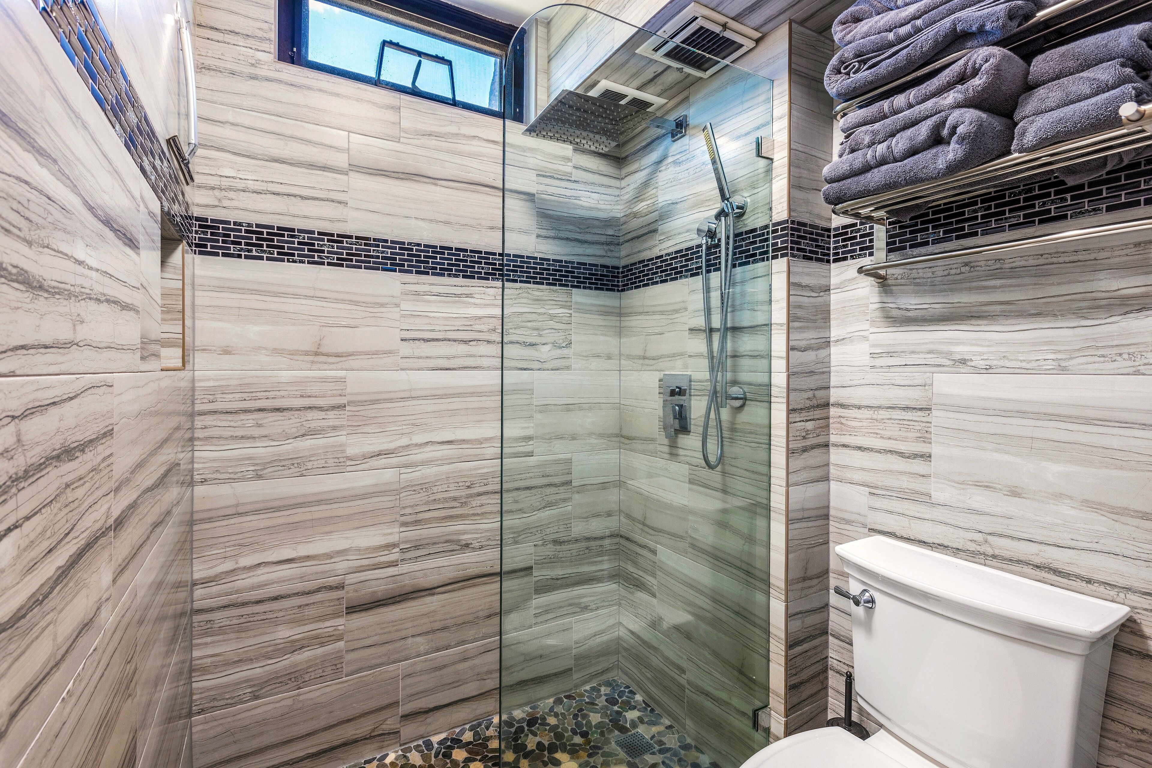 Shower, hair dryer, bidet, towels