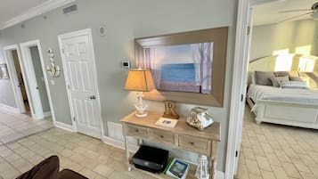 2 habitaciones, tabla de planchar con plancha y cuna de viaje