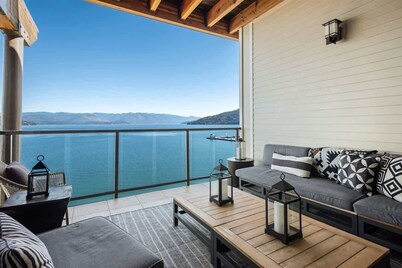Top-Floor Views, Pool & Hot Tub | EV Charger