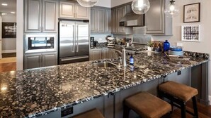 ماكينة لصنع القهوة/الشاي، ثلاجة، ميكروويف، فرن