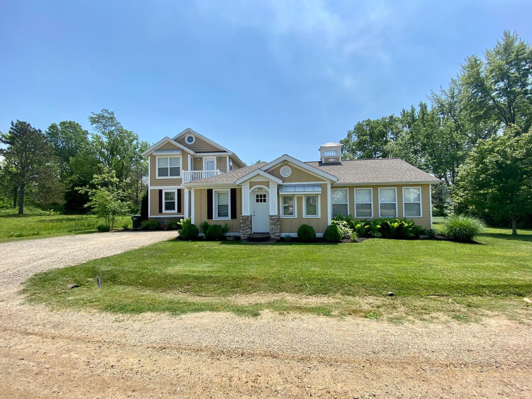 LUXE SH Home, Huge yard, Priv. Beach, Hot Tub, Fire Pit, Kids Cottage, 5 bedrms