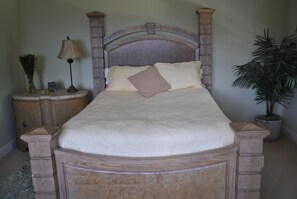 3 makuuhuonetta, työpöytä, silitysrauta/-lauta, vauvan matkasänky