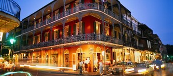 Studio Apartment  Upper Garden District  2 blocks from Magazine Street. 