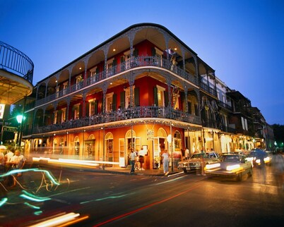 Studio Apartment  Upper Garden District  2 blocks from Magazine Street. 
