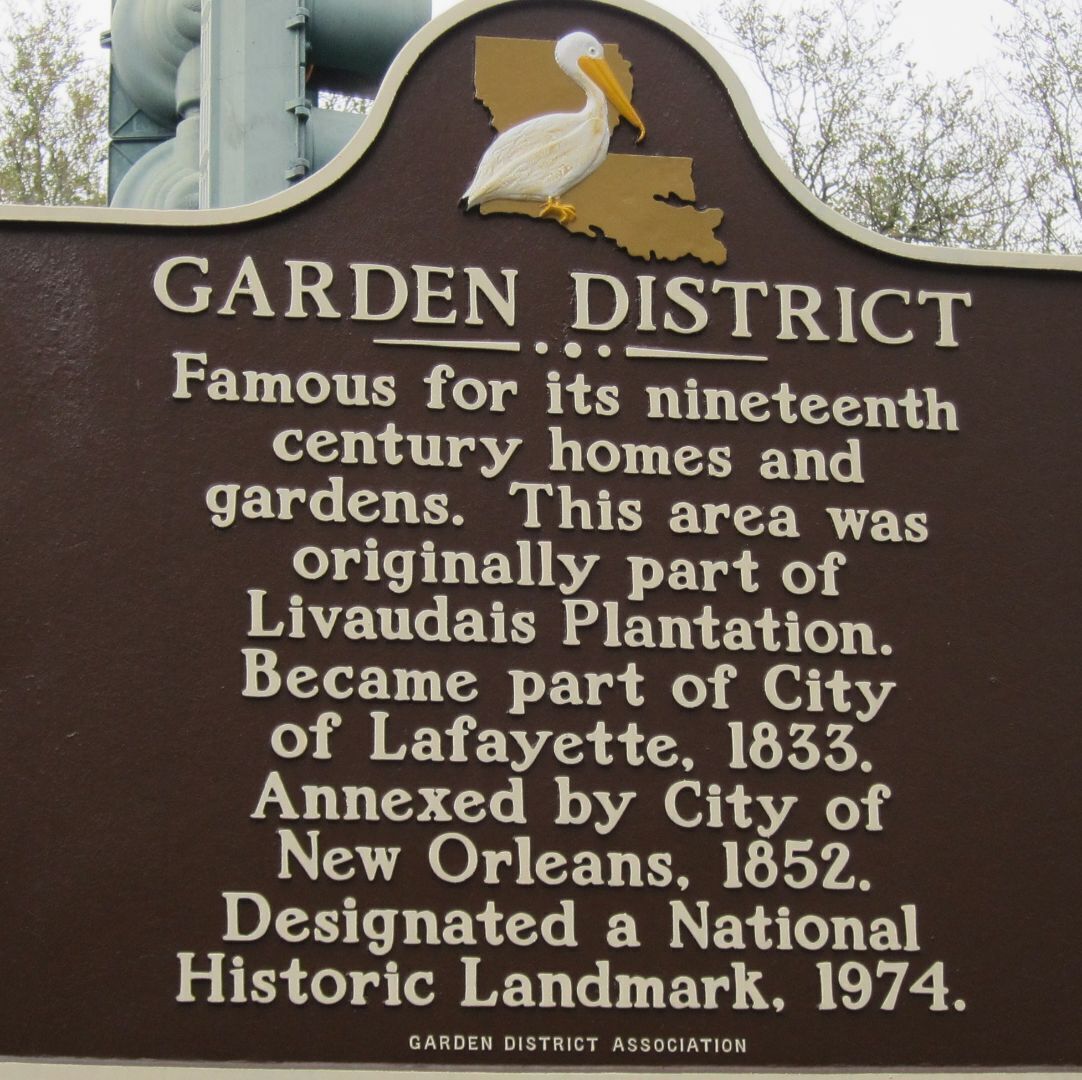 Un panneau d’information historique sur le quartier du Garden District, notamment sur ses célèbres maisons et jardins du XIXe siècle.