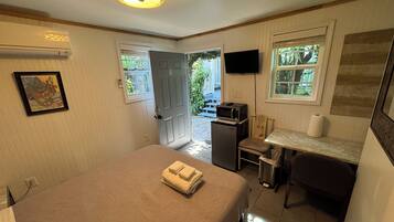 1 dormitorio, caja fuerte, escritorio y tabla de planchar con plancha