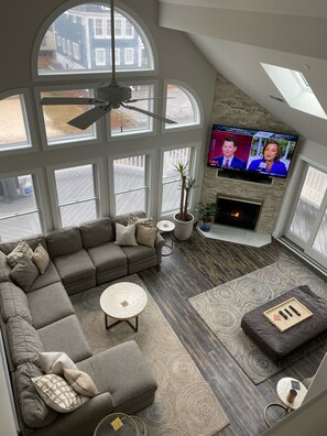 Smart TV, fireplace, Netflix, Hulu